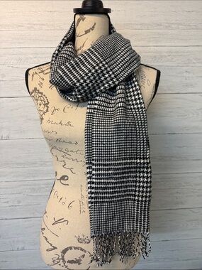 NWT Black & White Houndstooth Scarf by “Softer than Cashmere” D&Y